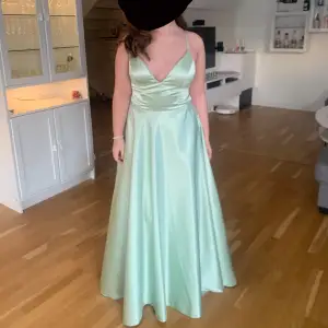 Jag säljer min fina klänning jag hade på min mammas bröllop, så använd endast en gång. Köpt på JJHouse för cirka 1400kr. Inga fläckar eller slitningar, så gott som ny. Passar mig som har 36/38/40 och är 163 lång.