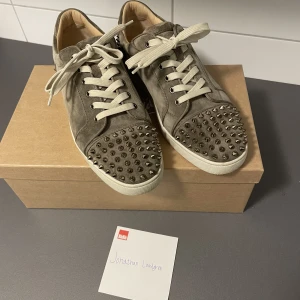 Christian Louboutin  - Hejsan. Säljer mina Louboutins. Knappt använda och iprincip i nyskick. Väldigt efterfrågad färg. Allt og medföljer inkl internet kvitto!   Hör av er vid frågor eventuellt fler bilder! 