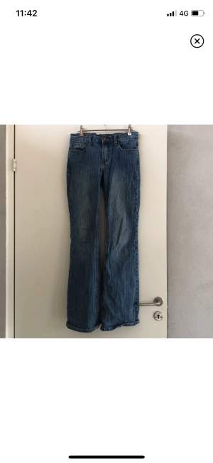 Lågmidajde jeans från brandy Melville! Jättesnygga på! Midjemåttet är 76cm och innerbenslängden är ca 77 cm. ❤️
