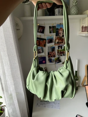 Axelväska  - Jättefin axelväska från zara!! I gott skick💓💓 