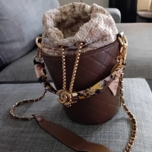 Chanelbag - Oanvänd chanel bag. Kommer med två axelband. Liten och smidig. 