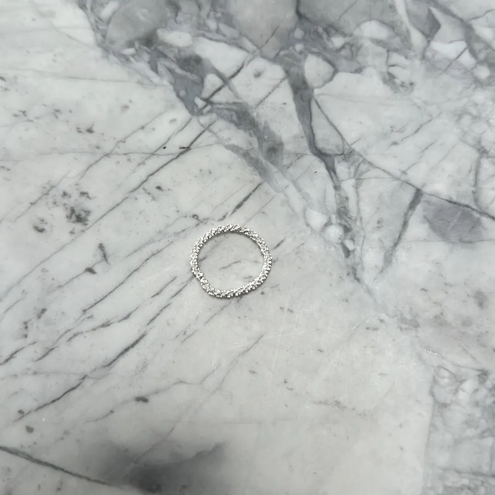 Säljer denna fina enkla silver ring Den är helt ny och aldrig använd 🤍. Accessoarer.
