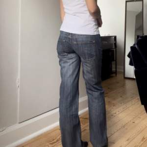 Snygga lågmidjade jeans!!! W27💗