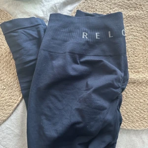 Relode tights - Säljer Relode marinblåa Prime Seamless MED SCRUNCH, använda men i fint skick, xs men passar s, stora i storleken