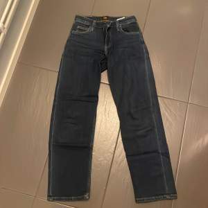 Säljer dessa Low waist jeans som är från Lee har inte heller några defekter och skriv för mått och fler bilder om det behövs 