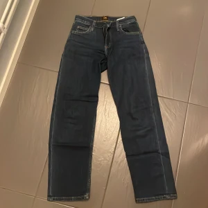 Lee jeans - Säljer dessa Low waist jeans som är från Lee har inte heller några defekter och skriv för mått och fler bilder om det behövs 