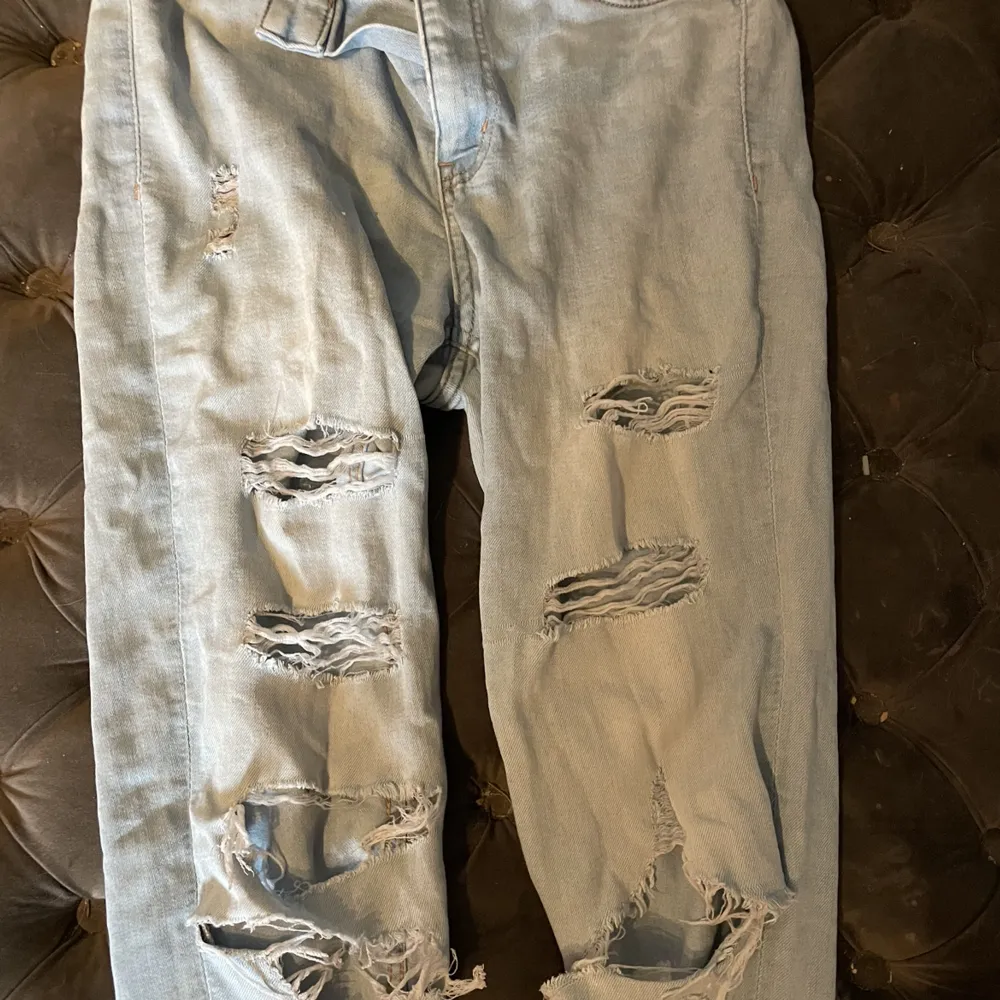 Använda jeans från divided/hm m massa hål i Väldigt sköna å stretchiga. Jeans & Byxor.