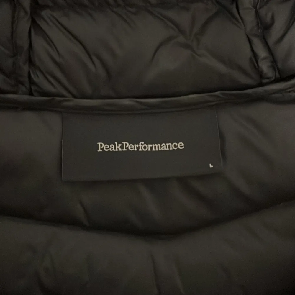 Säljer min peak performance jacka då den har blivit för stor för mig Inte använd länge, varit i min garderob Väldigt bra skick utan defekter Köpt från peak performance affären. Jackor.
