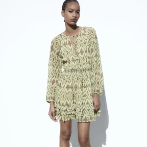 Zara klänning  - Säljer denna superfina klänning från zara! Använd en gång💗skriv om ni vill ha fler bilder! Nypris 400kr. 