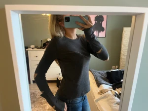 Tröja - Jätte snygg tröja med hål på armarna, jätte unik! Jätte bra skick!💞