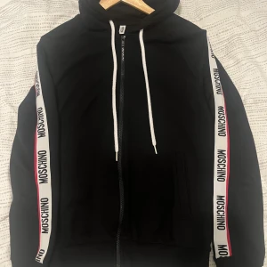 Moschino Zip Hoodie - Snygg Moschino Zip Hoodie i nyskick storlek S