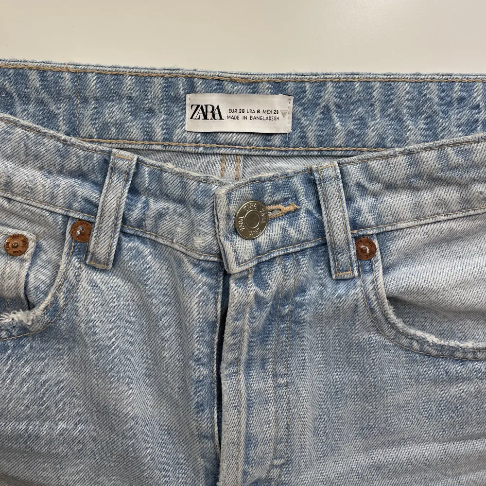 Midrise ljusblå jeans från zara i storlek 38 som jag säljer då de inte används längre. Jättefina och passar till mycket💓 säljer för 300kr + frakt . Jeans & Byxor.