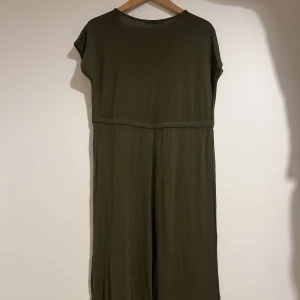 Klänning - Vardagsklänning i toppskick. Storlek L/XL. OBS har ingen fläck på sig det är bara skuggan. 