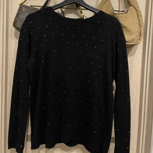 Stickad tröja - Stickad tröja med ”stenar” i bra skick, skickar gärna fler bilder vid intresse☺️