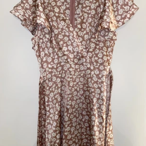 Sommar klänning.  - Fin blommig klänning med knyt band samt slits längst med ena benet, dragkedja.🤎