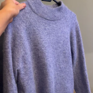 Stickad tröja - Sticks lite inget jag tänker på. Används ej, passar s/xs 