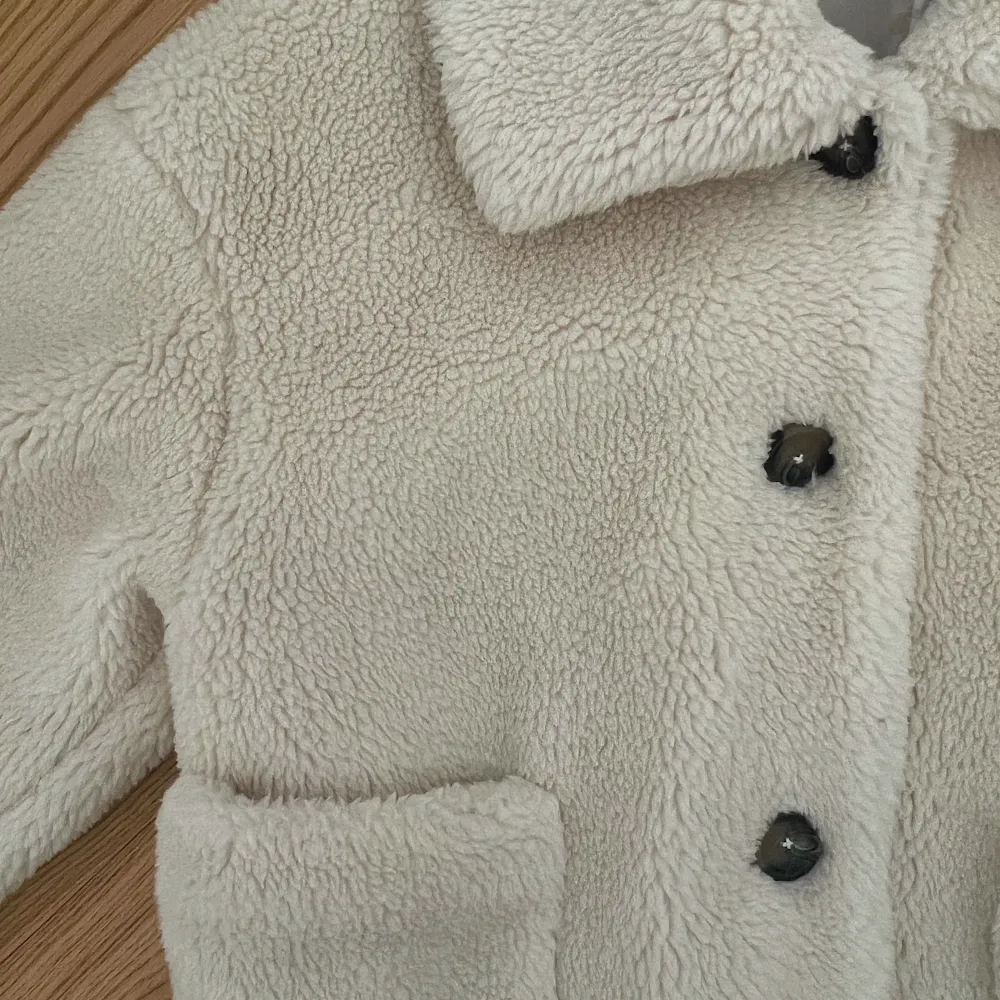 En vit jacka med fluffigt material. Perfekt för vintern. Storlek 38 och från märket Amisu. Använt denna fåtal gånger. . Jackor.