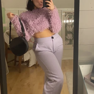 Lila tröja  - En ascool lila tröja med unik textil. Köpt på arkivet så varm och skön men passar tyvärr inte in i min garderob så vill hellre ge bort den, pris är diskuterbart och skriv för fler bilder !