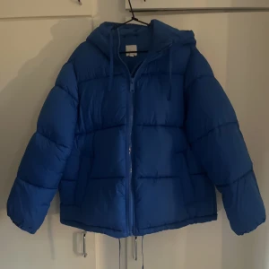 Pufferjacka - En snygg pufferjacka. Den liknar fjällräven jackan!  Använt fåtal gånger och färgen är exakt lika som när den köptes i butik. Storlek S/M. Kontakta mig vid fler frågor ❣️