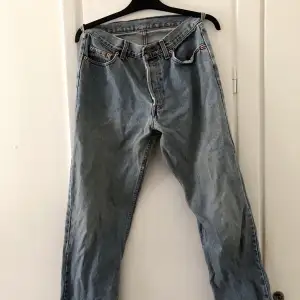 High waisted mom jeans vintage Levi’s i stl 30W30L. Använda men i bra skick. 