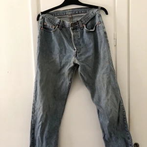 Levi’s Jeans 605 i stl 30W30L - High waisted mom jeans vintage Levi’s i stl 30W30L. Använda men i bra skick. 