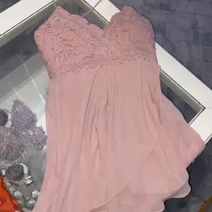 Fin rosa volangklänning