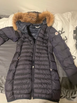 Moncler Dam - Använd men är i bra skick förutom dragkedjan vid fickorna behöver bytas och de går och göra billig hos en skräddare 