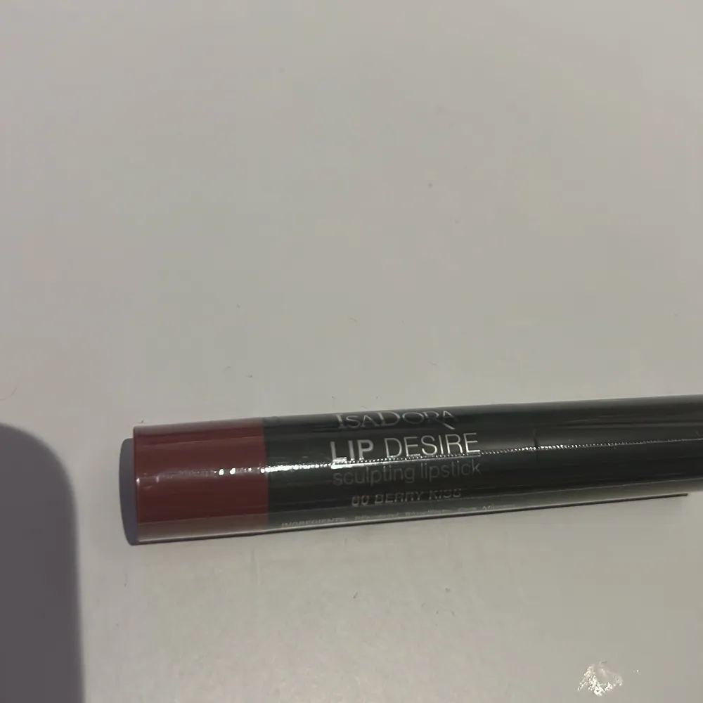 Nytt läppstift från Isadora med plasten kvar. Färgen är 60 Berry kiss. Skulle säga att det är vinröd färg. Kan skickas med frimärke för 18kr. Skönhet.