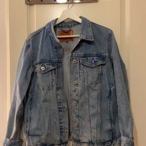 Jeansjacka - Säljer min jeansjacka då den inte kommer till användning längre  Den är storlek S och i bra skick  Nypris 400kr säljes för 80kr 