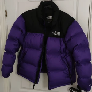 Äkta North face jacka  - Använd få tal gånger annars i gott skick.
