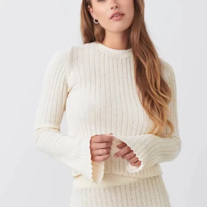 Gina tricot wide sleeve top - BILD 1 lånad!! Aldrig använd. Inga defekter eller fläckar. 
