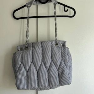 Väska från zara  - Superfin väska från zara, sparsamt använd 