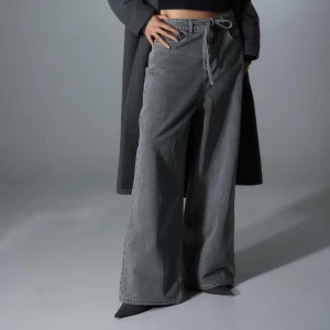 SLUTSÅLDA 90 baggy regular jeans från HM - BILD 1 lånad!! Slutsålda hm jeansen som går vitalt på TikTok. Aldrig använda. Jag är 175 och jeansen sitter perfekt på mig, oversized och går ända ner till marken. Prislappen fortfarande kvar. 