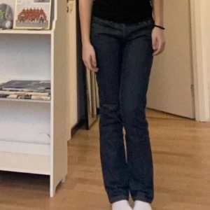 Lågmidjade jeans - Jättefina mörkblåa lågmidjade jeans som jag tyvärr inte använder längre💞