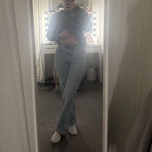 Levis Jeans - Superfina jeans ifrån levis. Använda men i superfint skick. Säljer då de är lite för små för mig. w26 l29. Passar någon som är runt 160 perfekt. 