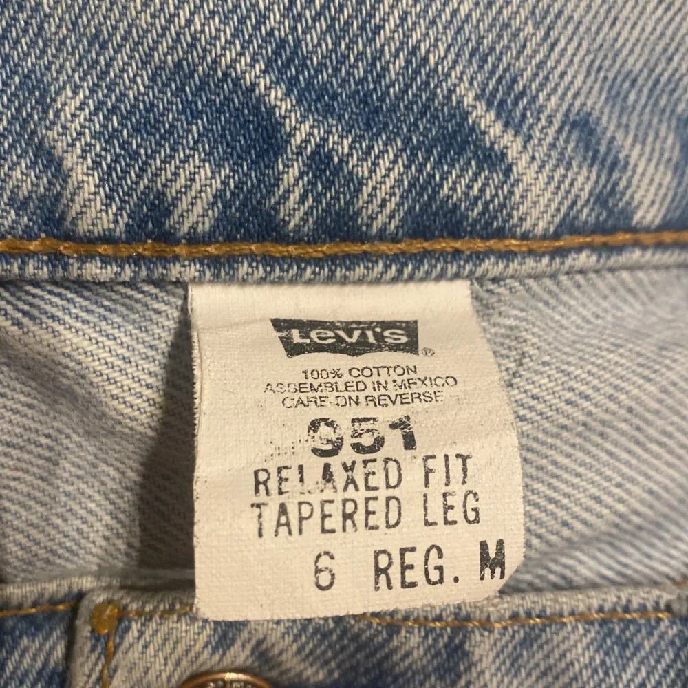 Snygga levis jeans i rak modell med orange levis-tab 🧡midjemått 34 cm raktöver, innerbenslängd 75 cm. Jeans & Byxor.