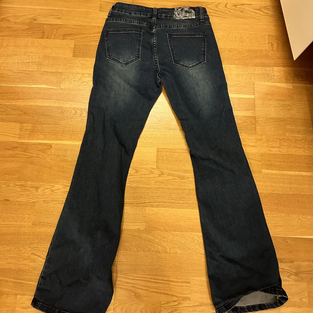 Jättefina jeans som är helt oanvända då de inte sitter bra💕 innerbenslängd: 75cm, Midjemått: 35cm rakt över. Jeans & Byxor.