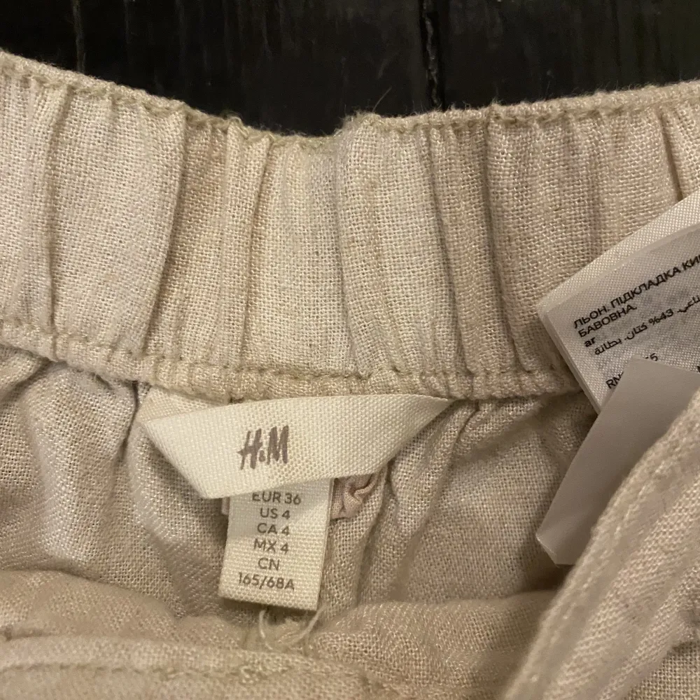 Säljer ett par linnebyxor från H&M. Byxorna är i storlek 36 men passar en med storlek 38 också då det finns resår där bak i midjan!🥰 byxorna passar någon som är runt 165-170cm! . Jeans & Byxor.