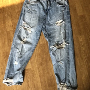 Jeans med hål från cropp - Väldigt bra skick använd fåtal gånger.