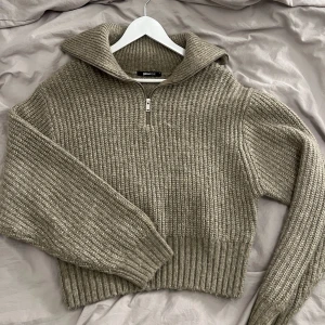 Stickad zip från ginatricot  - I storlek S, super fin men kommer inte till användning tyvärr! 70kr 