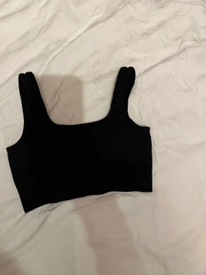 Sport bh - Säljer en sport-bh i nyskick och aldrig använd pågrund av beställd i fel storlek och borttagen prislapp. Från aimn i deras ribbade kollektion 