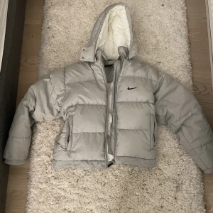 Vintage nike jacka - Vintage Nike jacka perfekt nu till vintern och hösten. Väldigt varm