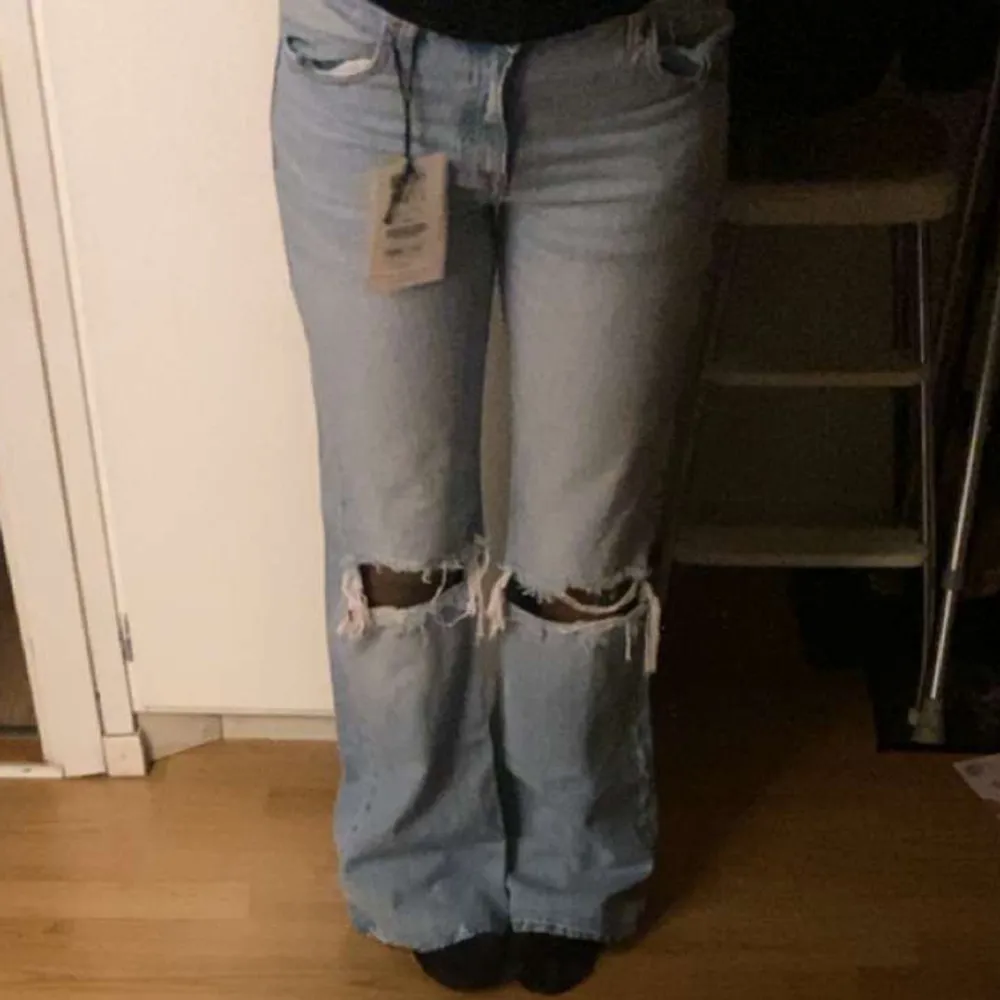 Säljer dessa Low waist Flare jeansen från Pull and bear. Har ALDRIG använt de eftersom de var för stora på mig.💕💕. Jeans & Byxor.