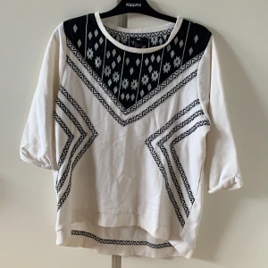 Tjocktröja med häftigt mönster - Tjocktröja med lite kortare ärmar och superhäftigt mönster. Inga defekter 