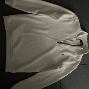 Ralph Lauren half zip - En Ralph lauren half zip har knappt används därför väljer jag att sälja den köptes för drygt ett årsedan. Nypris: 2 200 kr.