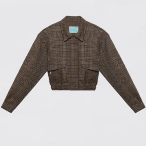 RUTIG JACKA - croppad rutig jacka i söt brun färg och etikett i blått. Varm och mysig 