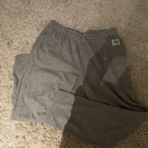 Mjukis byxor  - Gråa mjukis byxor från stadium Sparsamt använda 