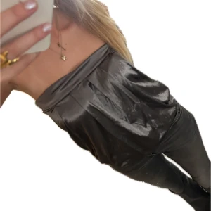 Fest topp  - Silvrig typ köpt secondhand, den är egentligen lite längre och har band vid axlarna som jag vikt ner❣️