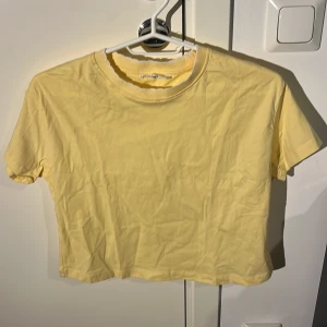 Gul cropped top - Fint skick och knappt använd