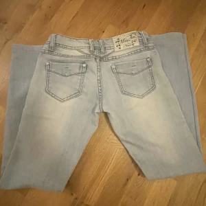 Jeans - Lågmidjade jeans som tyvärr blivit för små. Midjemått 35cm, lårmått 20cm, innerbensmått 72cm. Skriv för frågor 💕